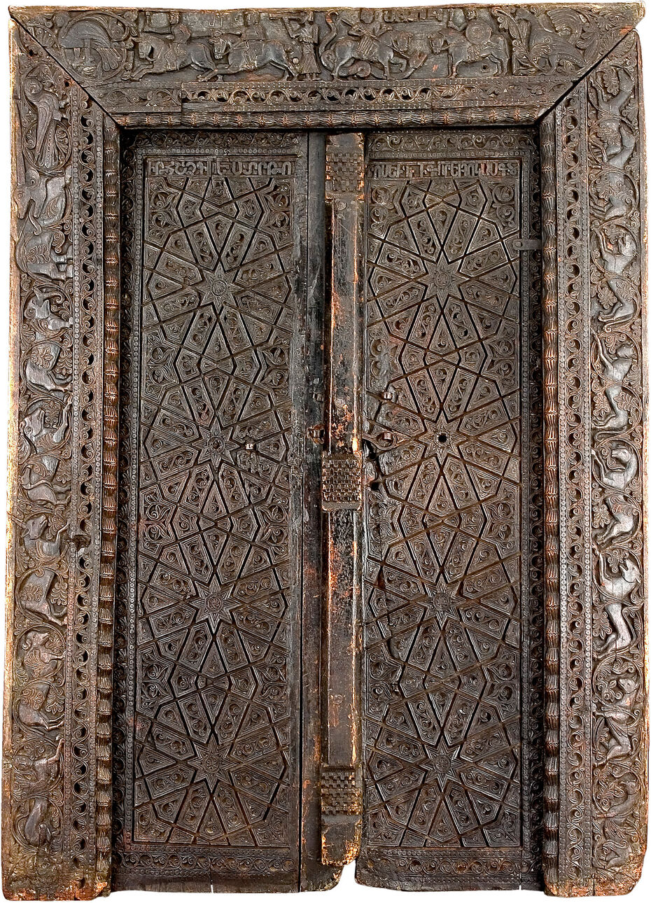 Ил. 13. Дверь церкви Св. Апостолов в Муше (Западная Армения). 1134. 202 × 142 × 20 см. Дерево. Резчики и художники Торос, Григор, Гукас. МИА № 55. Фото Врама Акопяна
