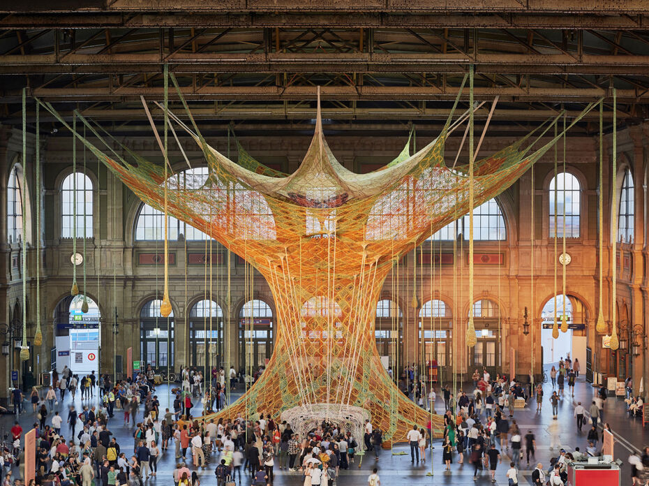 Ил. 7. Э. Нето. GaiaMotherTree. 2018. Хлопок, ручное вязание. Beyeler Foundation for the Zurich train station, Цюрих. 