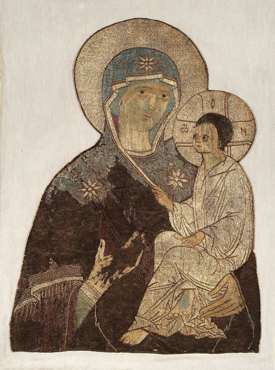 Ил. 12. Богоматерь Тихвинская. Ок. 1515. Подвесная шитая пелена чудотворного образа. Москва. Мастерская Соломонии Сабуровой. Вклад Василия III в Успенский собор Тихвинского монастыря. Камка, шелковые, золотные и серебряные нити. 80,2 × 61. Государственный Русский музей, Санкт-Петербург